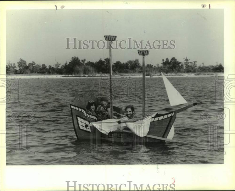 Load image into Gallery viewer, 1990 Press Photo Madisonville Wooden Boat Festival participants, the Kemp family
