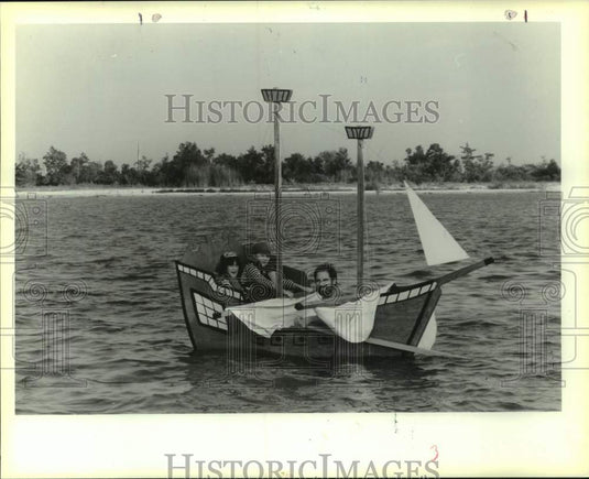 1990 Press Photo Madisonville Wooden Boat Festival participants, the Kemp family