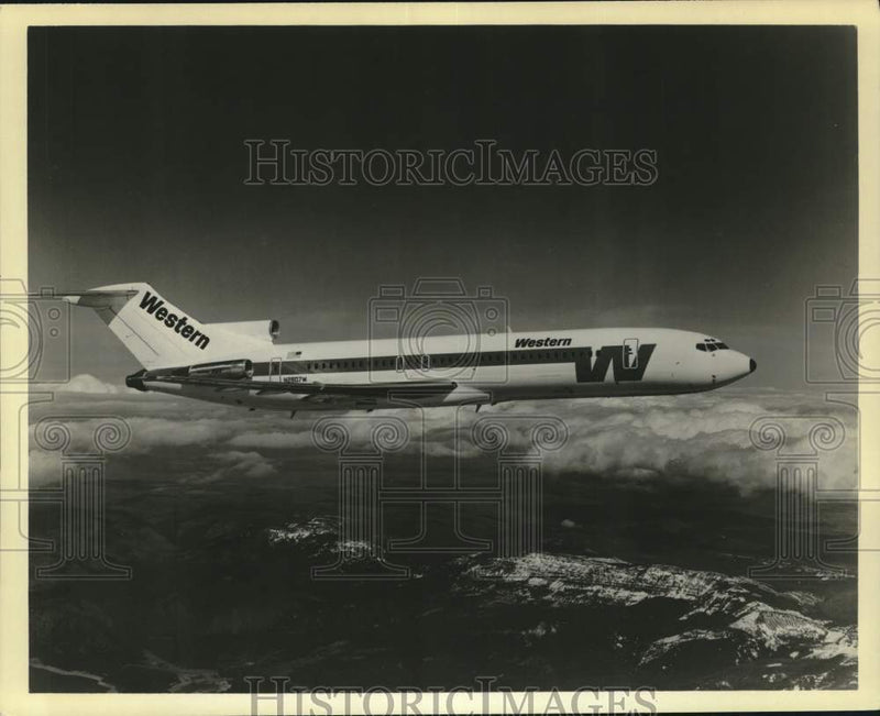 Load image into Gallery viewer, 1974 Press Photo Boeing 727 plane of the Western Airlines - not07405
