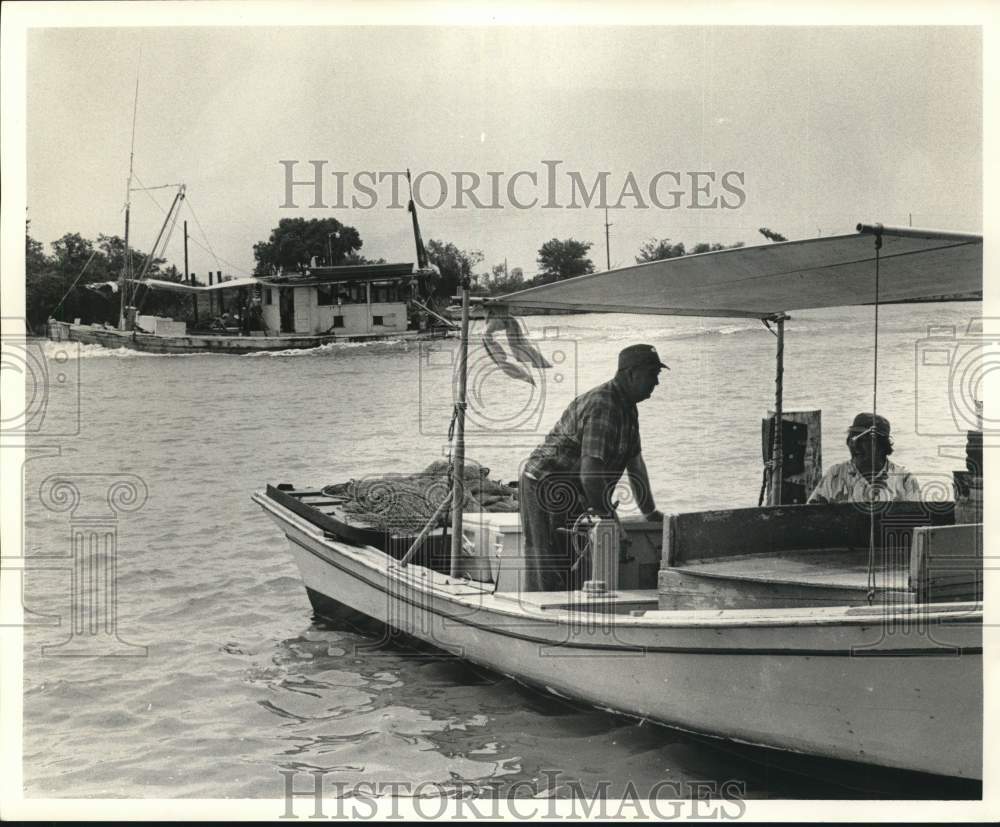 1973 Press Photo Fishermen in their shrimp boat - not07449