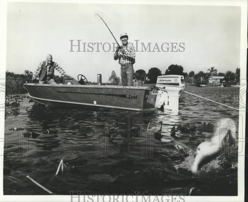 1982 Press Photo Fishermen thrilled when a lunker bass breaks surface- Historic Images