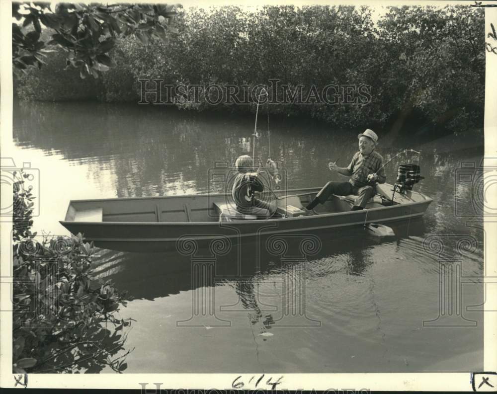 1976 Press Photo Young boy pulls lunker from freshwater bayous- Historic Images