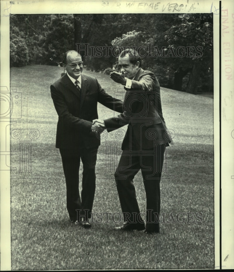 Load image into Gallery viewer, 1972 Press Photo President Nixon shakes hands with Mexico's President Echeverria
