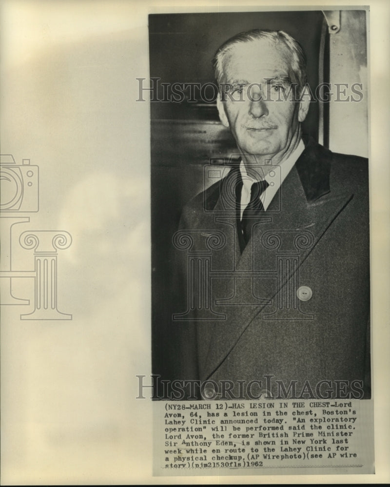 Load image into Gallery viewer, 1962 Press Photo Lord Avon in Lahey Clinic with lesion in chest - now00025
