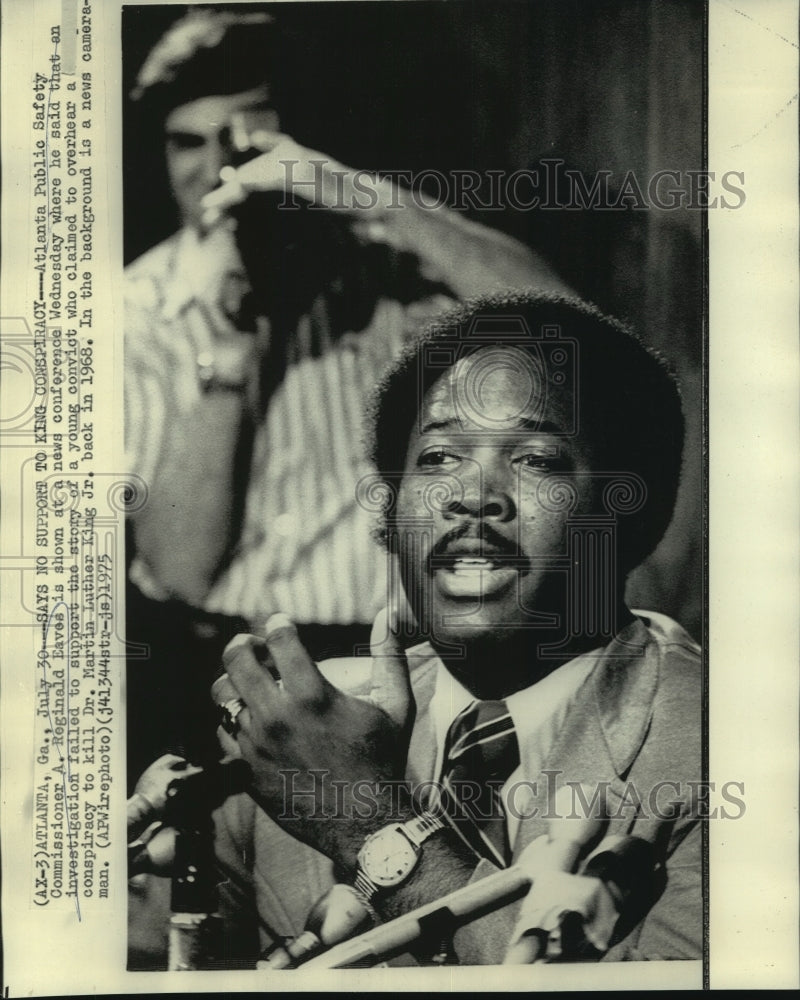 1975 Press Photo A. Reginald Eaves at Atlanta news conference with camerman
