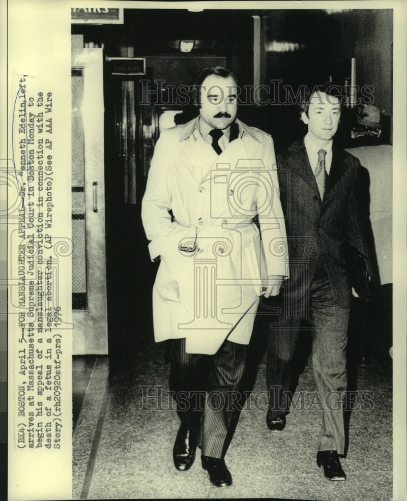 Load image into Gallery viewer, 1976 Press Photo Dr. Kenneth Edelin &amp; another enter MA Supreme Judicial Court
