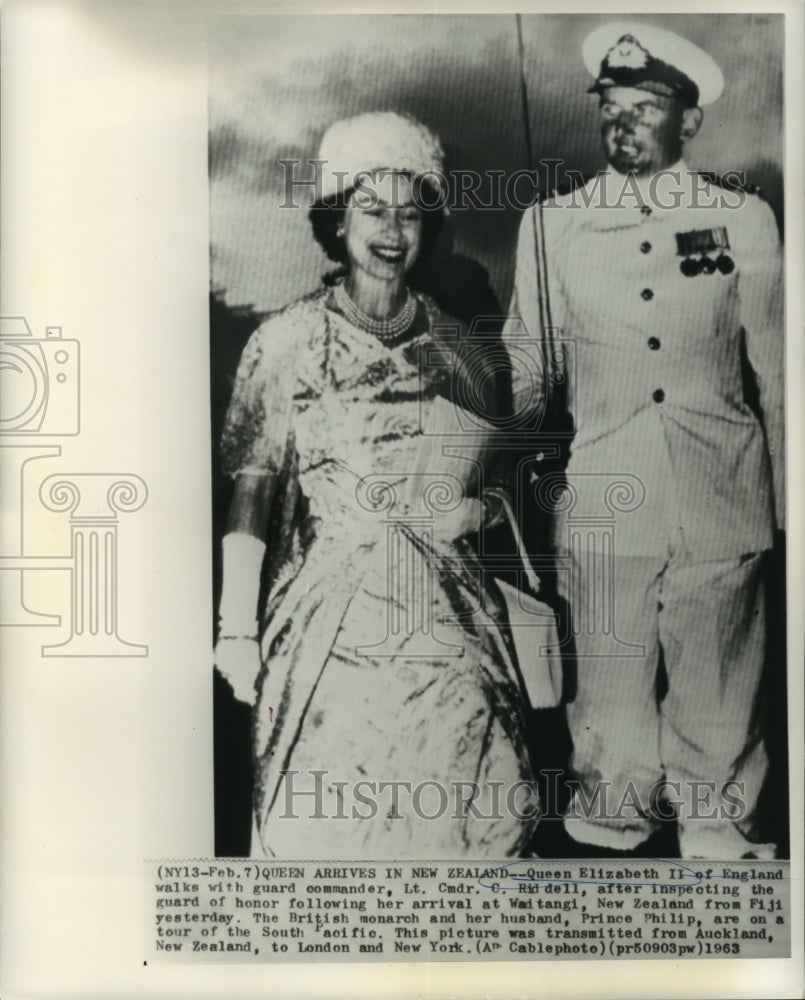 1963 Press Photo Queen Elizabeth II with guard commander Riddell in New Zealand