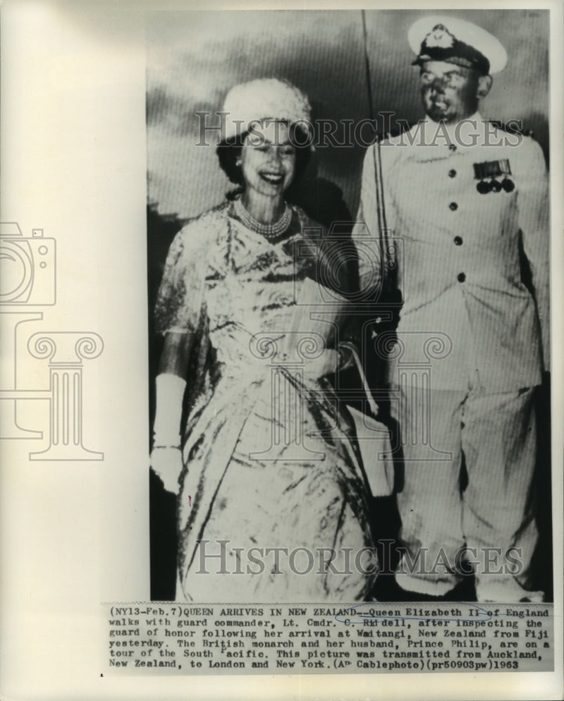 Load image into Gallery viewer, 1963 Press Photo Queen Elizabeth II with guard commander Riddell in New Zealand

