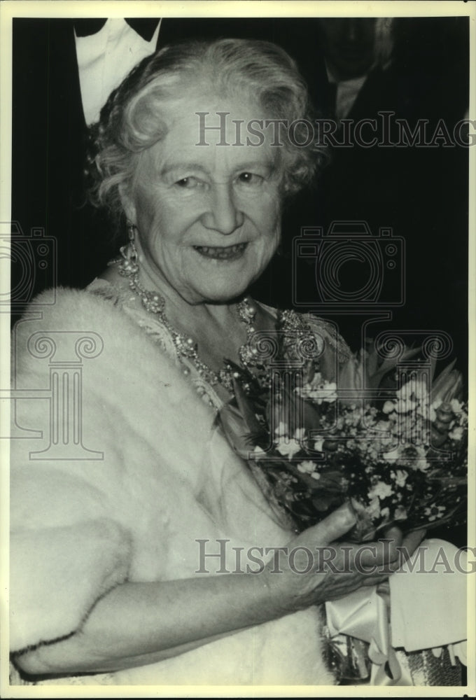 Load image into Gallery viewer, 1990 Press Photo Queen Mother attends La Traviata performance - now00141
