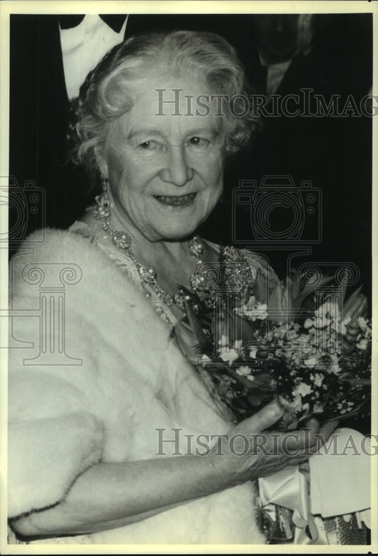 1990 Press Photo Queen Mother attends La Traviata performance - now00141