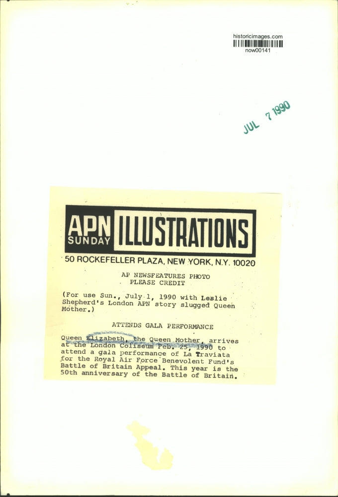 Load image into Gallery viewer, 1990 Press Photo Queen Mother attends La Traviata performance - now00141
