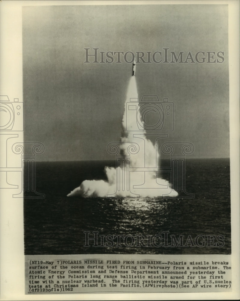 Load image into Gallery viewer, 1962 Press Photo Polaris missile fired from submarine at Christmas Island
