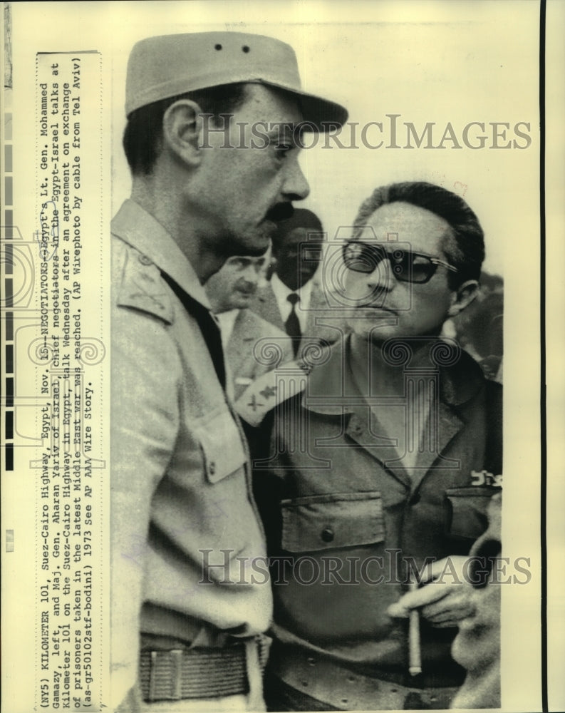 Load image into Gallery viewer, 1973 Press Photo Negotiators Gamazy &amp; Yariv meet at Kilometer 101 to talk
