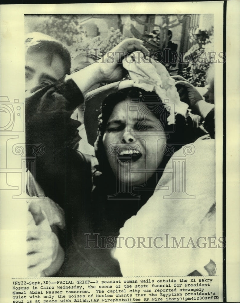 1970 Press Photo Peasant woman outside El Bakry Mosque in Cairo - now00167