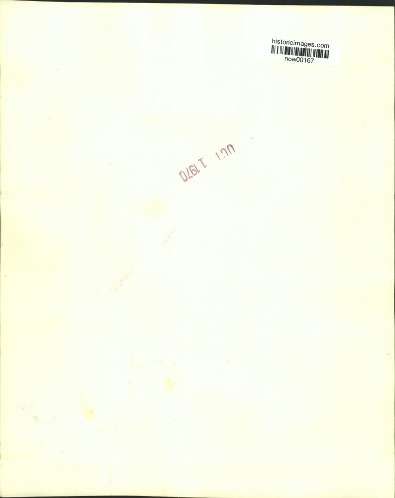 1970 Press Photo Peasant woman outside El Bakry Mosque in Cairo - now00167