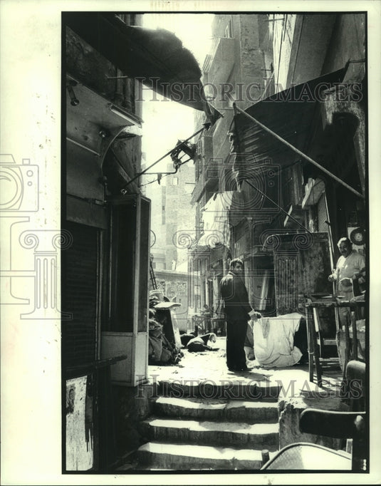 1985 Press Photo Goats rest in alley in Old Cairo's center - now00170