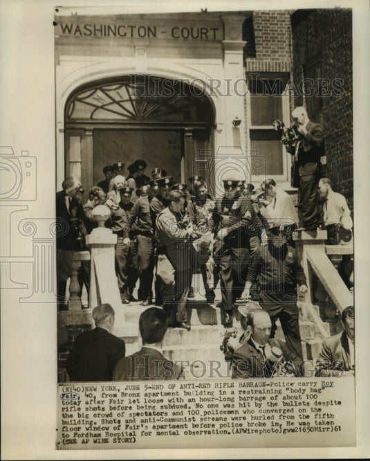 1961 Press Photo Roy Fair carried from Bronx building in restraining "body bag."