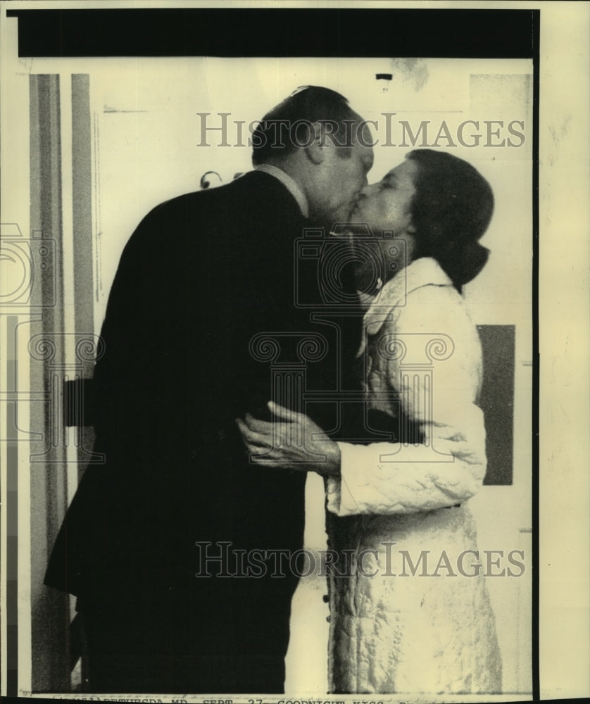 1974 Press Photo President Ford kisses Mrs. Ford goodnight at hospital