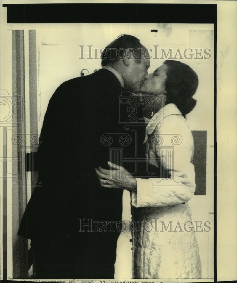 Load image into Gallery viewer, 1974 Press Photo President Ford kisses Mrs. Ford goodnight at hospital
