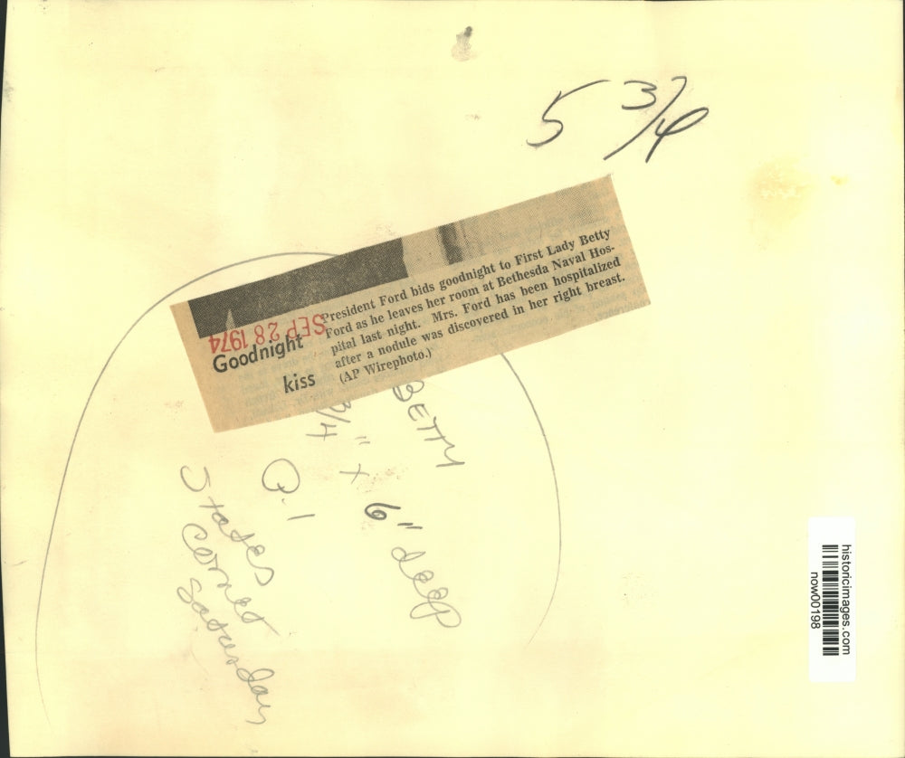 1974 Press Photo President Ford kisses Mrs. Ford goodnight at hospital