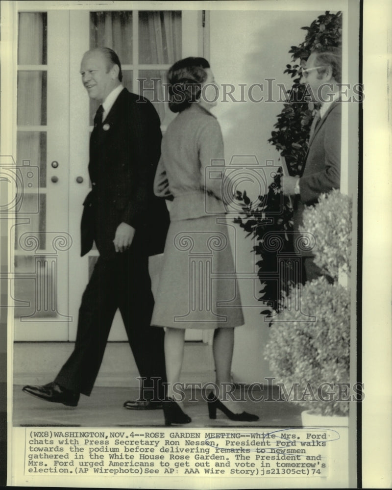 Load image into Gallery viewer, 1974 Press Photo President &amp; Mrs. Ford with another in White House Rose Garden
