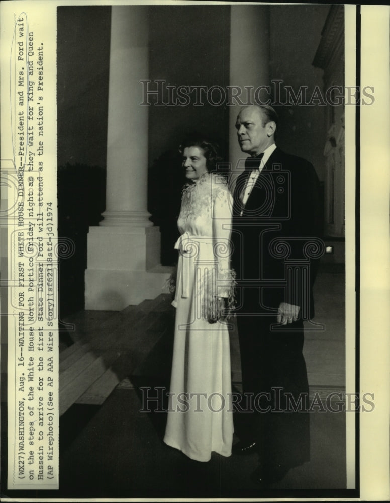 Load image into Gallery viewer, 1974 Press Photo President &amp; Mrs. Ford on White House North Portico steps
