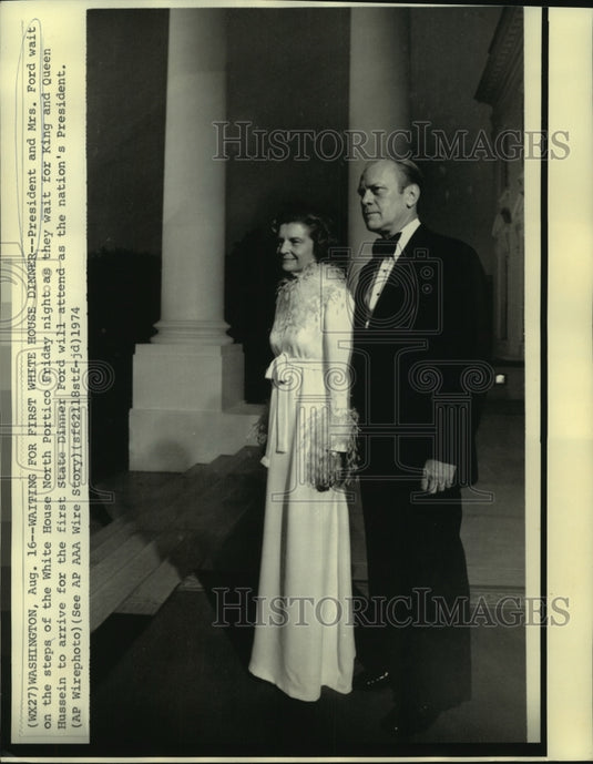 1974 Press Photo President & Mrs. Ford on White House North Portico steps