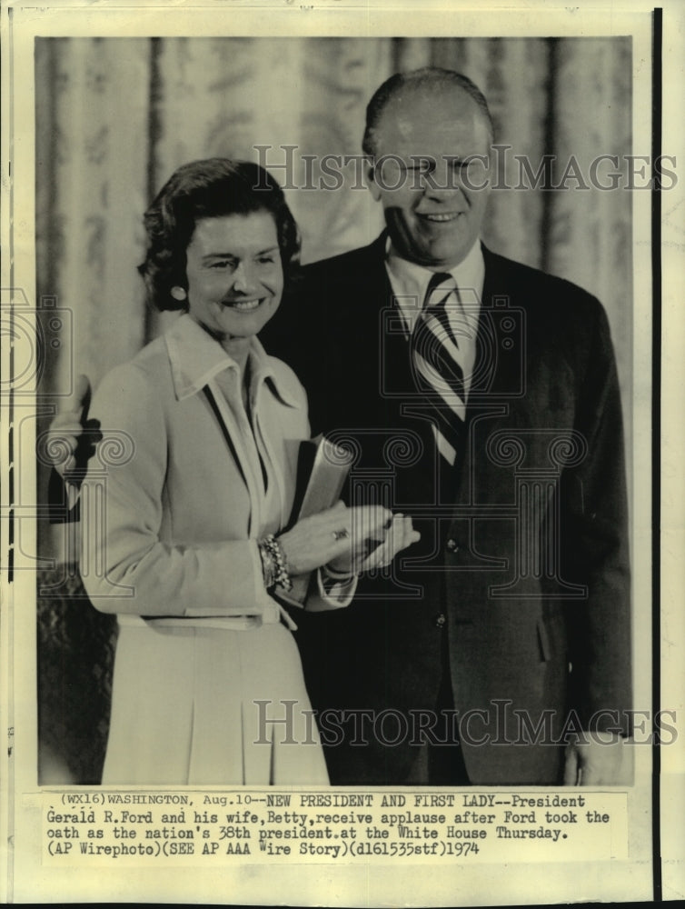 Load image into Gallery viewer, 1974 Press Photo President &amp; Mrs. Ford receive applause at the White House

