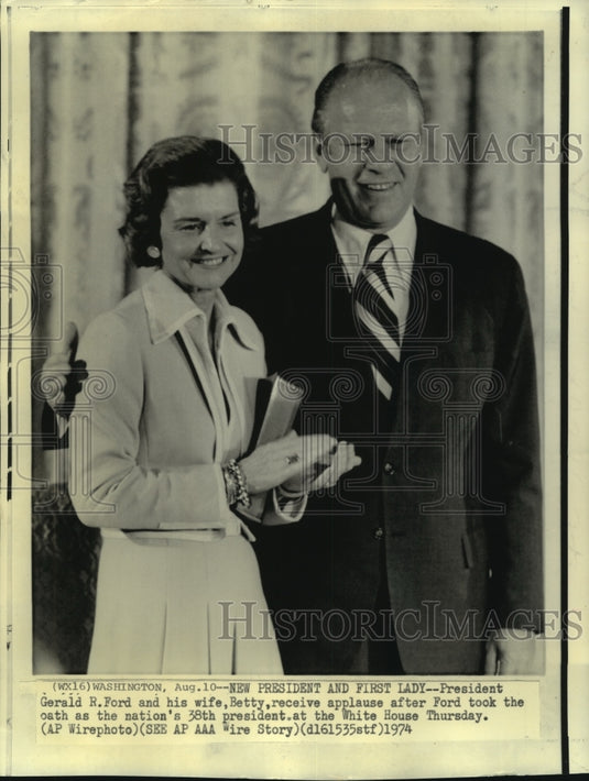1974 Press Photo President & Mrs. Ford receive applause at the White House
