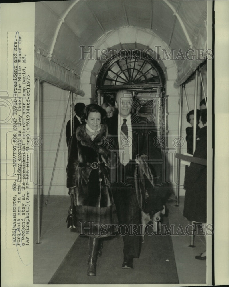 Load image into Gallery viewer, 1975 Press Photo President &amp; Mrs. Ford leave White House for Camp David
