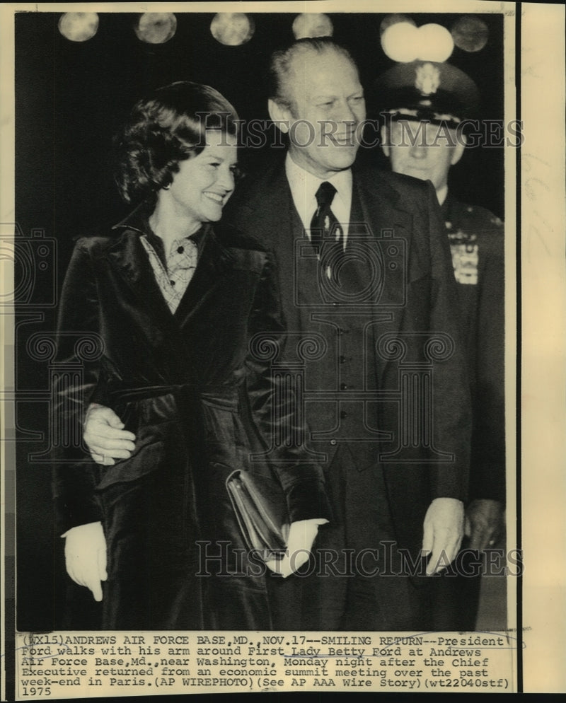 Load image into Gallery viewer, 1975 Press Photo President &amp; Mrs. Ford return to White House from Paris
