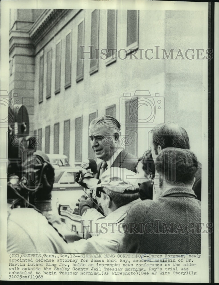Load image into Gallery viewer, 1968 Press Photo Percy Foreman, defense attorney for James Earl Ray with newsmen
