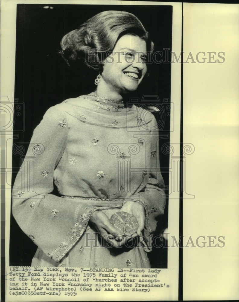 1975 Press Photo First Lady Betty Ford displays 1975 Family of Man Award