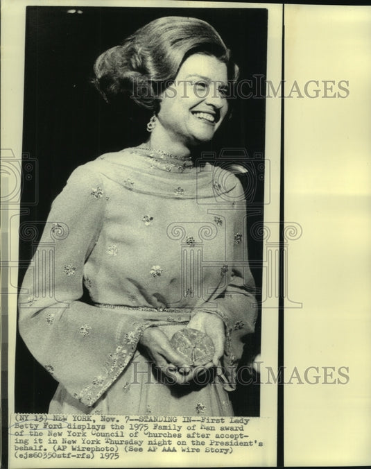1975 Press Photo First Lady Betty Ford displays 1975 Family of Man Award