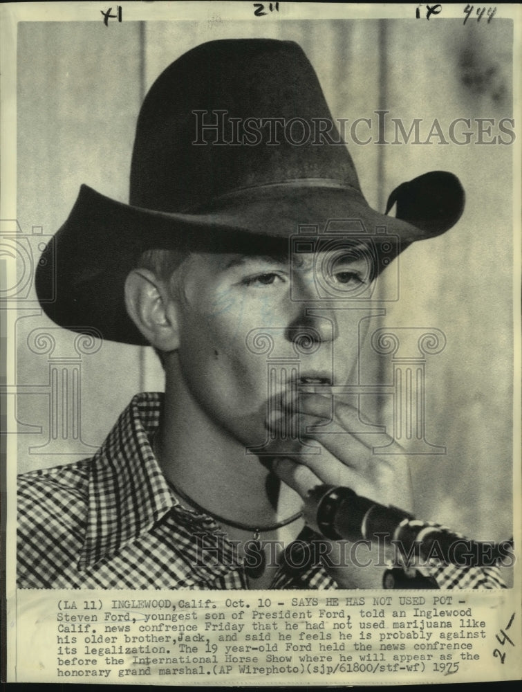 1975 Press Photo Steven Ford at news conference, says he has not used marijuana