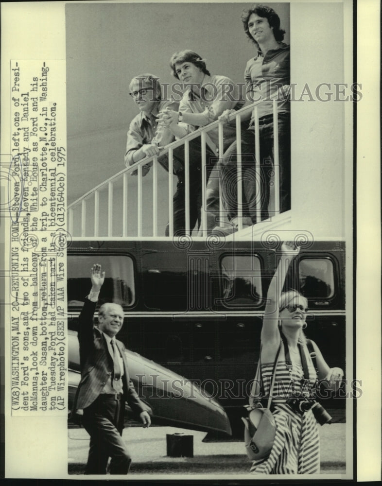 Load image into Gallery viewer, 1975 Press Photo Steven Ford &amp; friends welcome home President Ford &amp; Susan Ford
