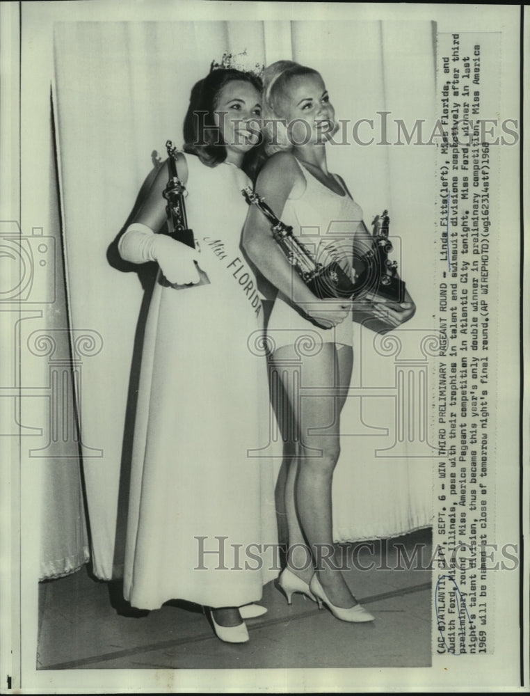 Load image into Gallery viewer, 1968 Press Photo Linda Fitts &amp; Judith Ford pose with their trophies - now00338
