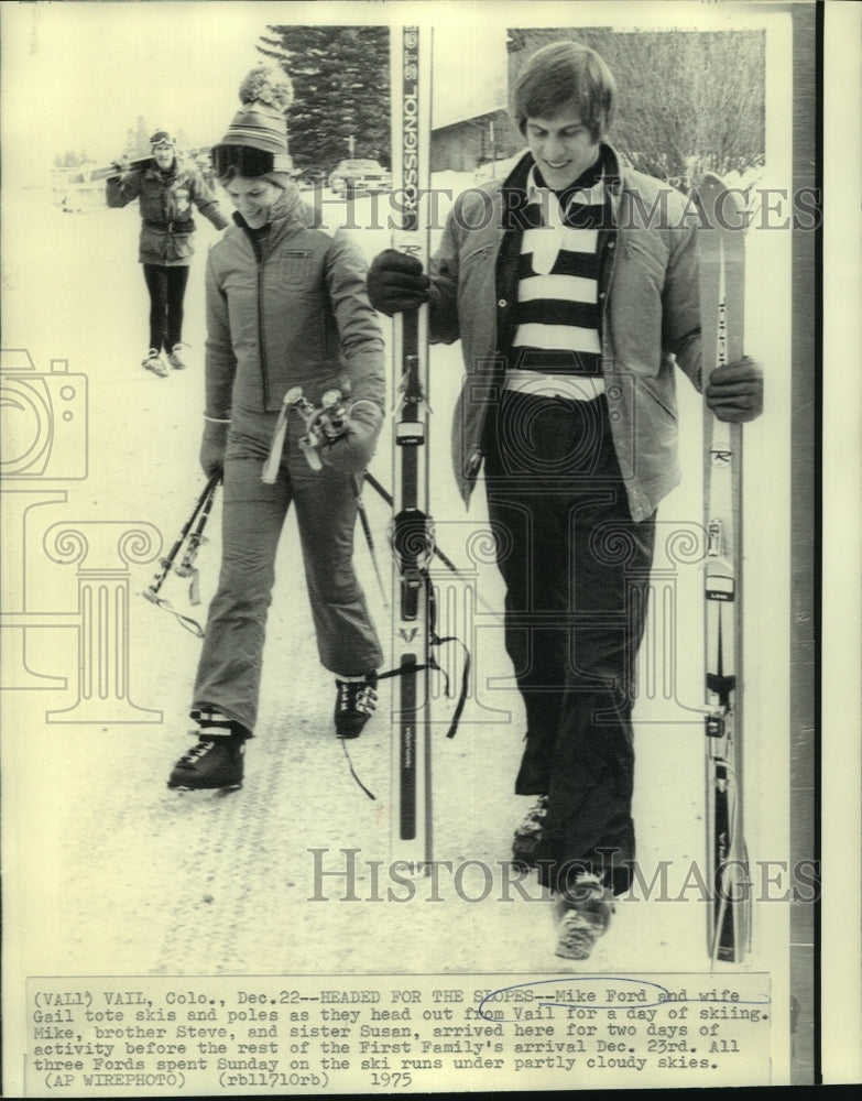 Load image into Gallery viewer, 1975 Press Photo Mike and Gayle Ford on the Vail ski slopes. - now00347
