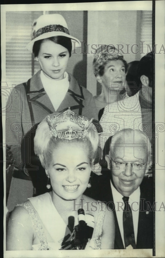 Load image into Gallery viewer, 1968 Press Photo Judith Anne Ford, Miss America 1969 with others talk to newsmen
