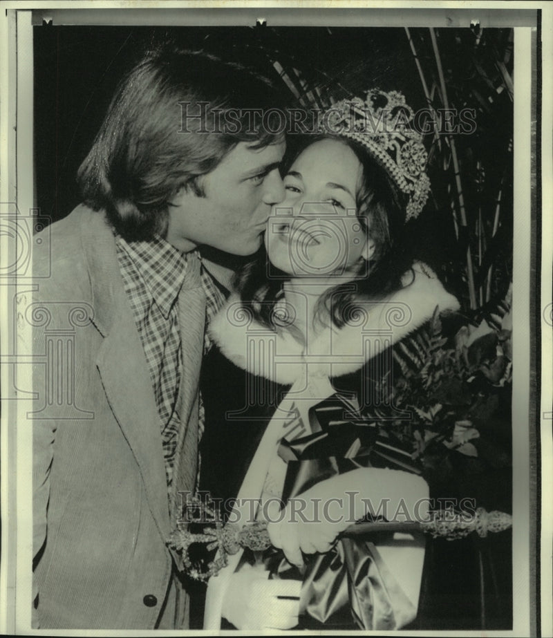 Load image into Gallery viewer, 1974 Press Photo A kiss for Shannon Simonson, horse show queen, by John Ford
