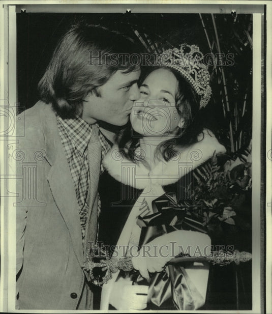 1974 Press Photo A kiss for Shannon Simonson, horse show queen, by John Ford