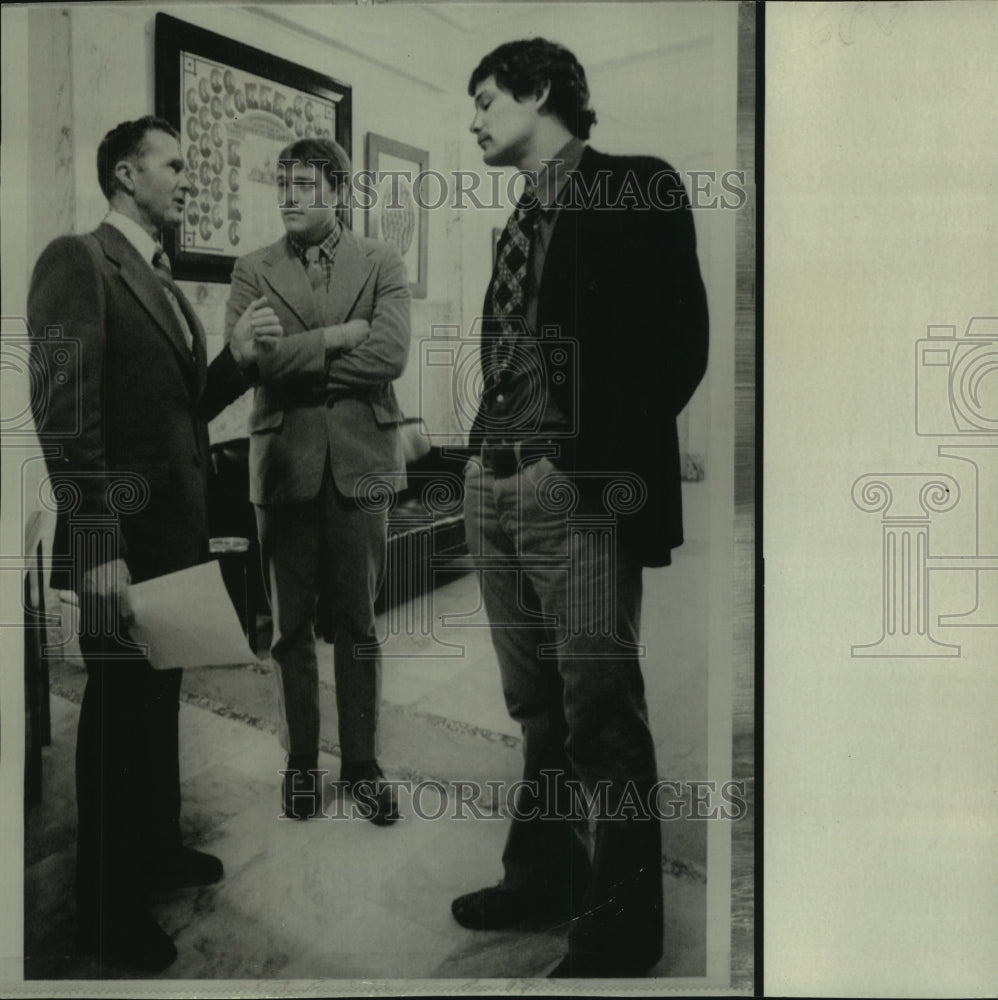 1975 Press Photo Jack Ford with friends in state capitol building in Boise, ID