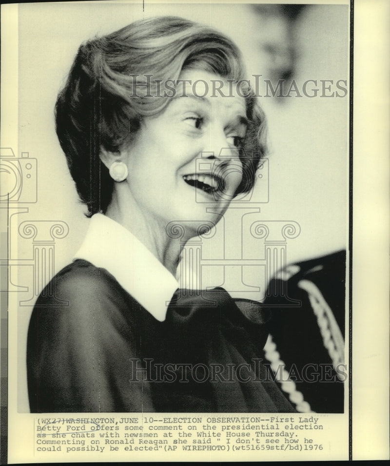 Load image into Gallery viewer, 1976 Press Photo First Lady Betty Ford talk with newsmen at the White House.
