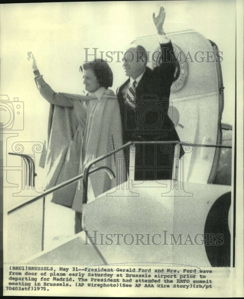 Load image into Gallery viewer, 1975 Press Photo President &amp; Mrs. Ford depart Brussels for Madrid. - now00387

