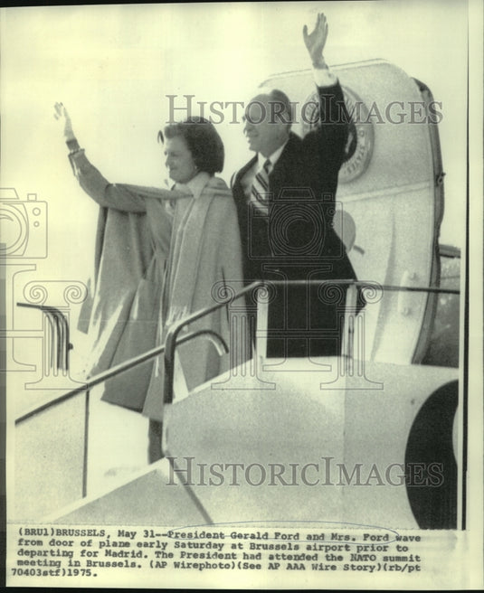 1975 Press Photo President & Mrs. Ford depart Brussels for Madrid. - now00387