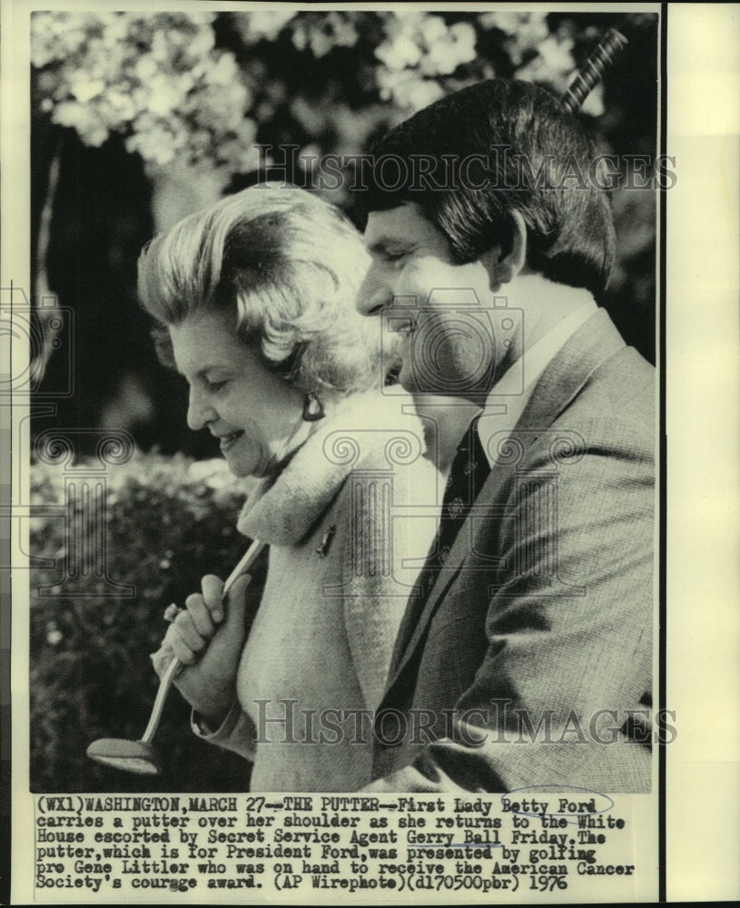 1976 Press Photo First Lady Betty Ford, putter on shoulder, with Gerry Ball.