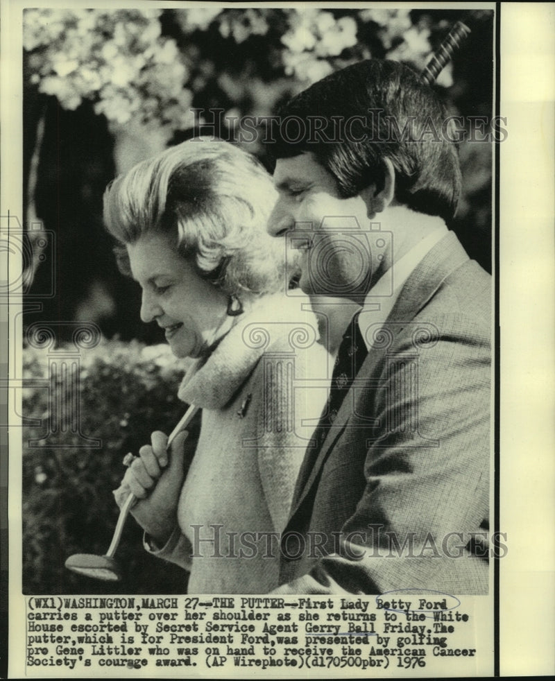 Load image into Gallery viewer, 1976 Press Photo First Lady Betty Ford, putter on shoulder, with Gerry Ball.
