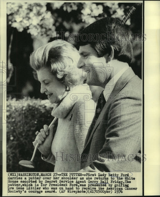 1976 Press Photo First Lady Betty Ford, putter on shoulder, with Gerry Ball.