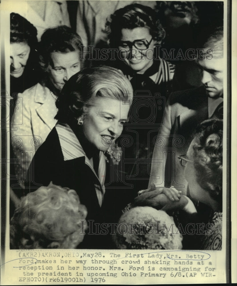 1976 Press Photo First Lady, Betty Ford shakes hands with crowd at reception.
