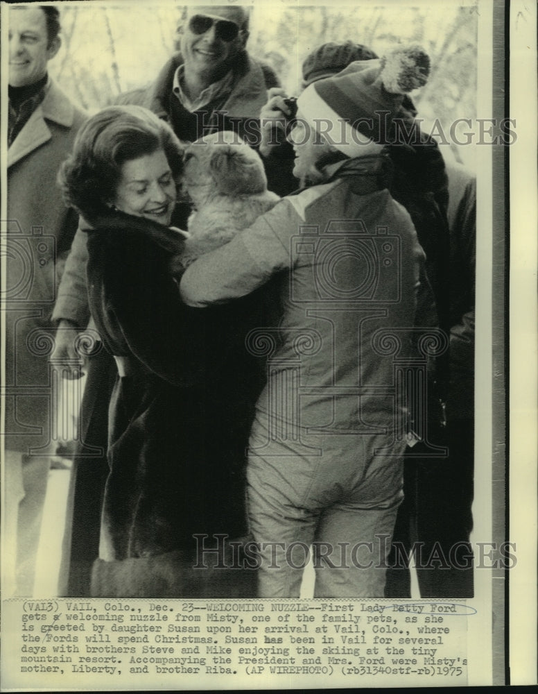 1975 Press Photo First Lady nuzzled by Misty with daughter Susan at Vail